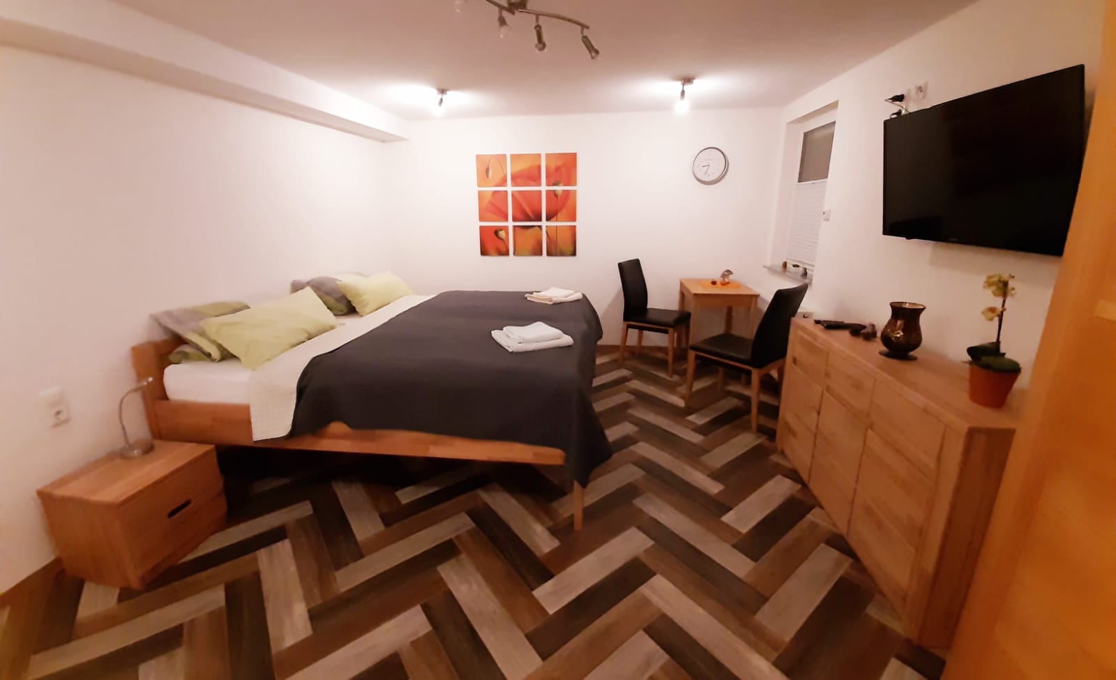 Schlafzimmer2 - Ferienwohnung am Steigerwaldrand" - www.apartment-steigerwald.de