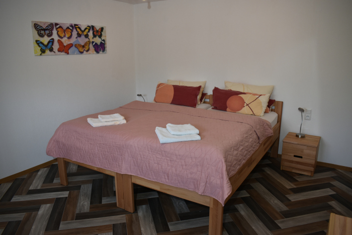 Doppelbett im Schlafzimmer 1 der Ferienwohnung "Am Steigerwaldrand" in Sugenheim
